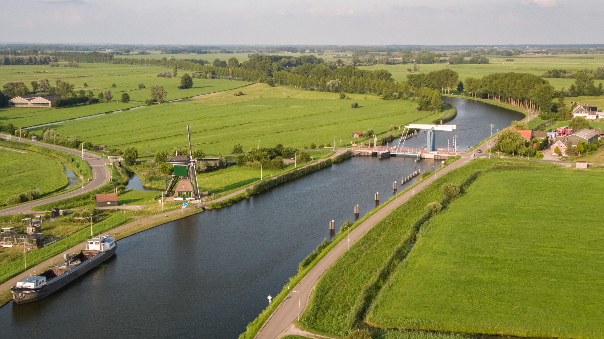 A high angle shot of the Merwede Canal surrounded by grassy fields captured in Nehterlands